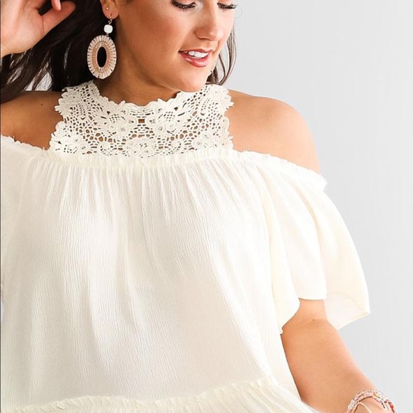 Gimmicks cream off the shoulder top - Picture 2 of 5